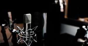 Un estudio de grabación, con un micrófono en primer plano